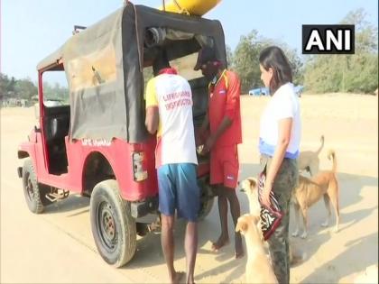 Lifeguard agency in Goa feeding canine friends on beaches | Lifeguard agency in Goa feeding canine friends on beaches