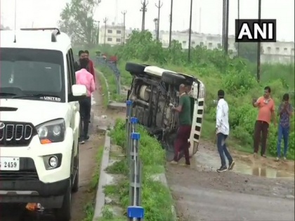 One vehicle of UP STF's convoy bringing Vikas Dubey from MP overturns in Kanpur | One vehicle of UP STF's convoy bringing Vikas Dubey from MP overturns in Kanpur