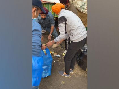 Brother duo helps clean garbage at Singhu border | Brother duo helps clean garbage at Singhu border