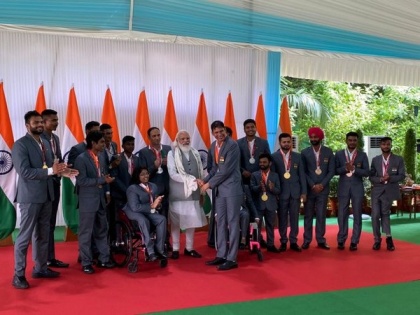 PM Narendra Modi hosts Indian paralympic contingent at his residence | PM Narendra Modi hosts Indian paralympic contingent at his residence