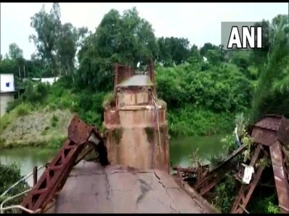 After bridge over Odisha river collapses, driver of truck hanging precariously rescued in 10 hour operation | After bridge over Odisha river collapses, driver of truck hanging precariously rescued in 10 hour operation