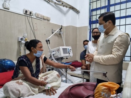 Sarbananda Sonowal meets passengers injured in Jorhat boat accident | Sarbananda Sonowal meets passengers injured in Jorhat boat accident