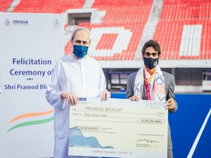 CM Patnaik presents Rs 6 cr cash award to Paralympian Pramod Bhagat | CM Patnaik presents Rs 6 cr cash award to Paralympian Pramod Bhagat