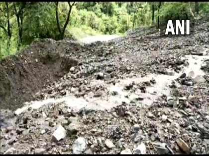 Uttarakhand: Landslide debris blocks Badrinath highway, damages dozens of vehicles in Sirobagad | Uttarakhand: Landslide debris blocks Badrinath highway, damages dozens of vehicles in Sirobagad