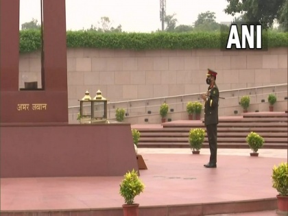 Bangladesh Army Chief pays tributes at National War Memorial in New Delhi | Bangladesh Army Chief pays tributes at National War Memorial in New Delhi