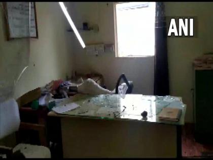 Mob vandalises police station in MP's Khargone after death of tribal youth | Mob vandalises police station in MP's Khargone after death of tribal youth Mob vandalises police station in MP's Khargone after death of tribal youth | Mob vandalises police station in MP's Khargone after death of tribal youth
