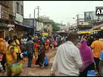 Karnataka: People throng Hubli market, flout COVID protocols | Karnataka: People throng Hubli market, flout COVID protocols