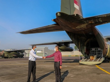 Singapore Minister flags off two C-130s with 256 oxygen cylinders for India | Singapore Minister flags off two C-130s with 256 oxygen cylinders for India
