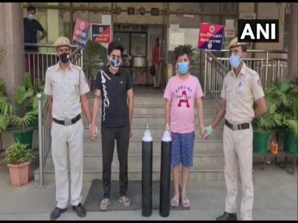 Two held for black marketing of oxygen cylinders in Delhi | Two held for black marketing of oxygen cylinders in Delhi