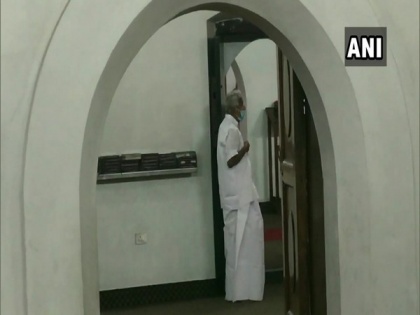 Oommen Chandy offers prayers at Puthuppally Church as counting of votes underway in Kerala | Oommen Chandy offers prayers at Puthuppally Church as counting of votes underway in Kerala
