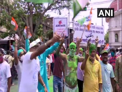 TMC workers indulge in celebrations despite EC ban on victory processions | TMC workers indulge in celebrations despite EC ban on victory processions