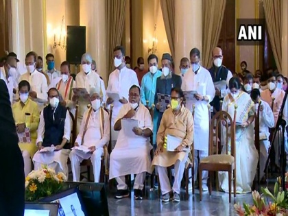 43 TMC leaders sworn-in as ministers in Mamata Banerjee's Cabinet | 43 TMC leaders sworn-in as ministers in Mamata Banerjee's Cabinet