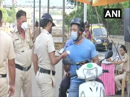 COVID-19: Mumbai Police check IDs of commuters amid state-wide lockdown | COVID-19: Mumbai Police check IDs of commuters amid state-wide lockdown