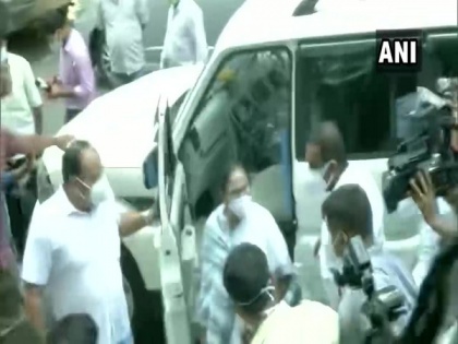 Mamata Banerjee rushes to CBI office following detention of TMC leaders | Mamata Banerjee rushes to CBI office following detention of TMC leaders