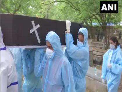 Donning PPE kits, two Bengaluru college girls help bury corpses of COVID patients | Donning PPE kits, two Bengaluru college girls help bury corpses of COVID patients