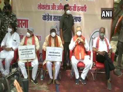 After FIR in toolkit case, Raman Singh, BJP leaders hold protest outside police station in Raipur | After FIR in toolkit case, Raman Singh, BJP leaders hold protest outside police station in Raipur