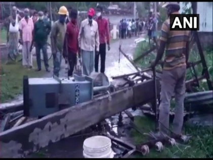 Cyclone Yaas: Two electrocuted to death, 80 houses damaged due to strong winds in Bengal | Cyclone Yaas: Two electrocuted to death, 80 houses damaged due to strong winds in Bengal