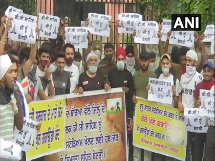 Candidates aspiring for jobs in army, police demand Amritsar's Guru Nanak Stadium be reopened for training, workout | Candidates aspiring for jobs in army, police demand Amritsar's Guru Nanak Stadium be reopened for training, workout