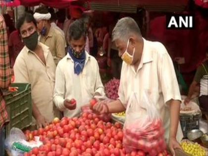 COVID-19: Vendors at Delhi market urge customers to wear masks | COVID-19: Vendors at Delhi market urge customers to wear masks COVID-19: Vendors at Delhi market urge customers to wear masks | COVID-19: Vendors at Delhi market urge customers to wear masks