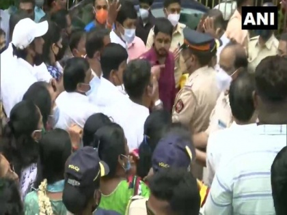 FIR against 7 Shiv Sena members after clash with BJYM workers in Mumbai | FIR against 7 Shiv Sena members after clash with BJYM workers in Mumbai