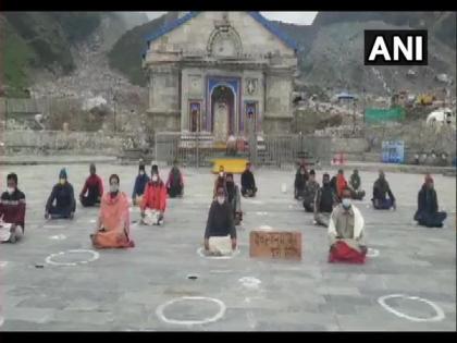 Kedarnath priests continue sit-in protest to disband Devasthanam Board | Kedarnath priests continue sit-in protest to disband Devasthanam Board