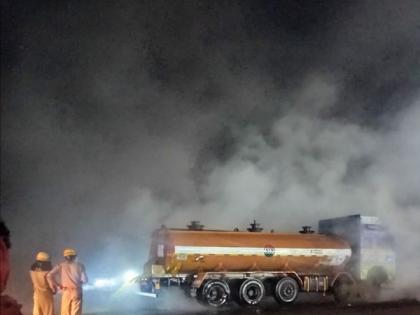 Acid leaks from tanker en route Kolkata on NH-16 | Acid leaks from tanker en route Kolkata on NH-16