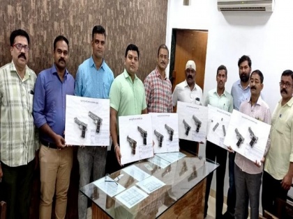 Mumbai: Man arrested,10 pistols, 12 magazines recovered from his possession | Mumbai: Man arrested,10 pistols, 12 magazines recovered from his possession