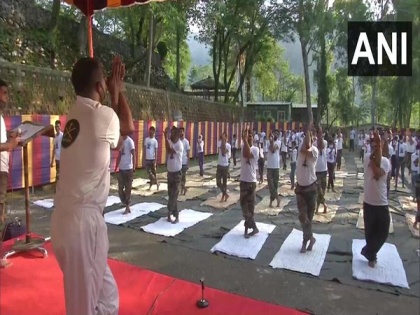 Army organises Yoga session in J-K's Poonch | Army organises Yoga session in J-K's Poonch