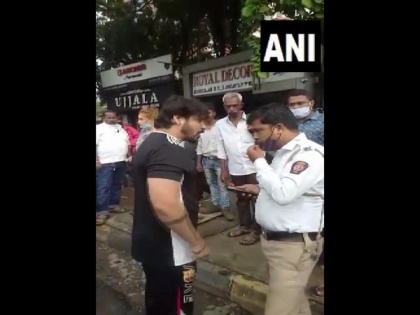 Two booked for misbehaving with traffic police personnel in Maharashtra's Thane after video goes viral | Two booked for misbehaving with traffic police personnel in Maharashtra's Thane after video goes viral