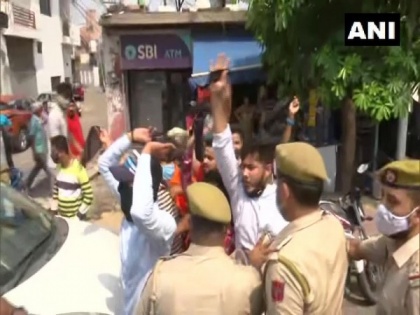 Bajrang Dal shows black flags to Mehbooba Mufti in Jammu | Bajrang Dal shows black flags to Mehbooba Mufti in Jammu