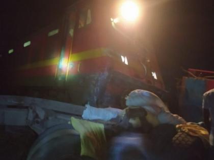 Truck collides with running train near Patna | Truck collides with running train near Patna