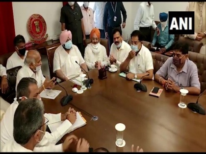 Capt Amarinder Singh meets Congress leaders from urban areas of Punjab | Capt Amarinder Singh meets Congress leaders from urban areas of Punjab