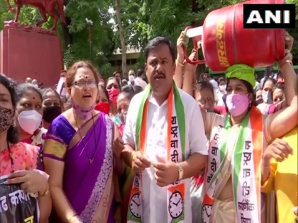NCP workers detained in Pune over protest against LPG price hike | NCP workers detained in Pune over protest against LPG price hike