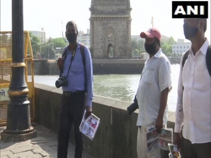 Decline in tourists due to COVID-19 restrictions affect photographers at Mumbai's Gateway of India | Decline in tourists due to COVID-19 restrictions affect photographers at Mumbai's Gateway of India