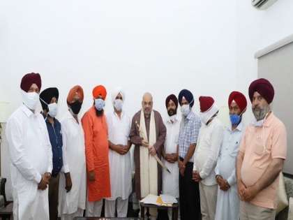 Amit Shah meets All Sikh Gurdwara Management Committee delegation from Kashmir | Amit Shah meets All Sikh Gurdwara Management Committee delegation from Kashmir
