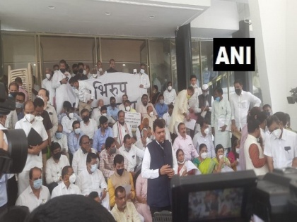 BJP starts parallel session outside Maharashtra Assembly in protest against 12 MLAs' suspension | BJP starts parallel session outside Maharashtra Assembly in protest against 12 MLAs' suspension