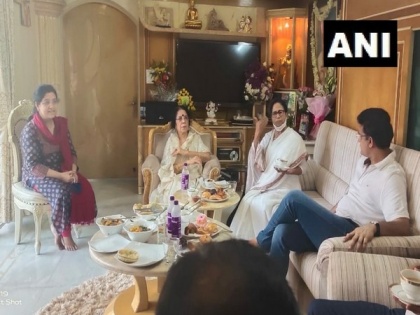 Mamata Banerjee visits Sourav Ganguly at his residence, greets him on his birthday | Mamata Banerjee visits Sourav Ganguly at his residence, greets him on his birthday