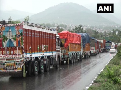 Vehicular movement at NH-44 in J-K's Ramban district resumes for one-way traffic | Vehicular movement at NH-44 in J-K's Ramban district resumes for one-way traffic