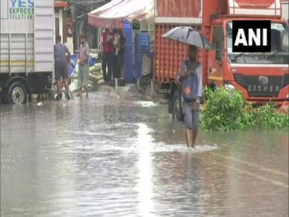 Heavy rains cause severe waterlogging in Mumbai's Sion | Heavy rains cause severe waterlogging in Mumbai's Sion