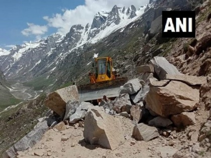Himachal Pradesh: State highway connecting Gramphu to Kaza blocked due to landslide | Himachal Pradesh: State highway connecting Gramphu to Kaza blocked due to landslide