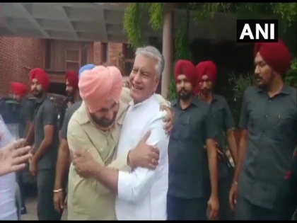 Punjab Congress crisis: Navjot Sidhu meets state unit chief Sunil Jakhar in Panchkula | Punjab Congress crisis: Navjot Sidhu meets state unit chief Sunil Jakhar in Panchkula