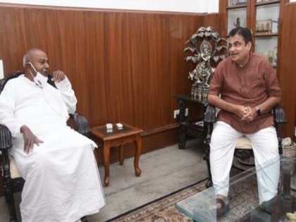 Gadkari meets former PM Devegowda, discusses projects in K'taka | Gadkari meets former PM Devegowda, discusses projects in K'taka