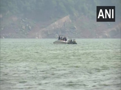 Indian Navy drivers join search operation for two missing pilots in J-K's Kathua | Indian Navy drivers join search operation for two missing pilots in J-K's Kathua