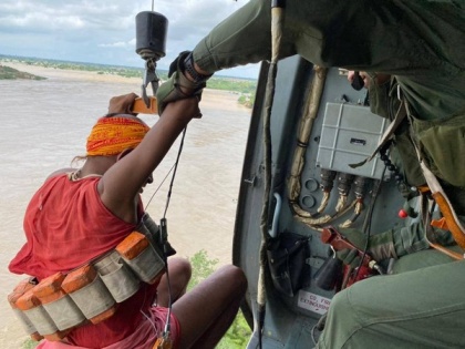 MP flood: IAF rescues 7 stranded on roof of temple in Datia, 46 evacuated so far | MP flood: IAF rescues 7 stranded on roof of temple in Datia, 46 evacuated so far