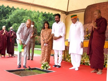 President Kovind plants sapling of Bodhi tree at Rashtrapati Bhavan | President Kovind plants sapling of Bodhi tree at Rashtrapati Bhavan