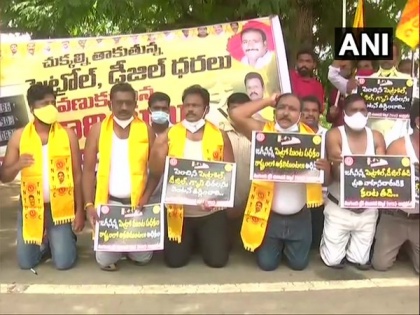 Left parties of Andhra Pradesh stage a protest against hike at petrol prices | Left parties of Andhra Pradesh stage a protest against hike at petrol prices