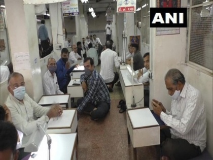 Gujarat: Diamond workers in Surat quitting jobs due to low wages | Gujarat: Diamond workers in Surat quitting jobs due to low wages