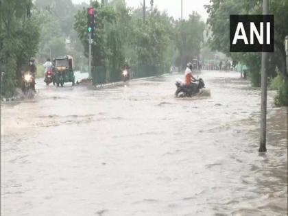 Waterlogging hits vehicular movement in Delhi | Waterlogging hits vehicular movement in Delhi