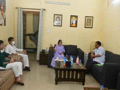 Kejriwal meets Mamata Banerjee, discusses political issues | Kejriwal meets Mamata Banerjee, discusses political issues