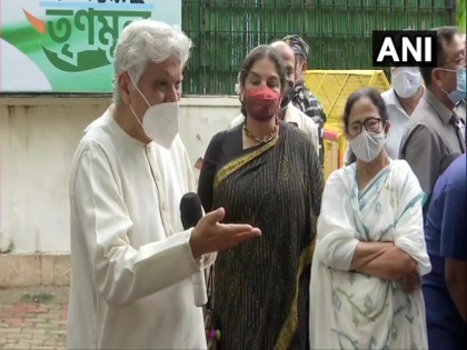 Javed Akhtar, Shabana Azmi meet Mamata Banerjee in Delhi; say 'India needs change' | Javed Akhtar, Shabana Azmi meet Mamata Banerjee in Delhi; say 'India needs change'